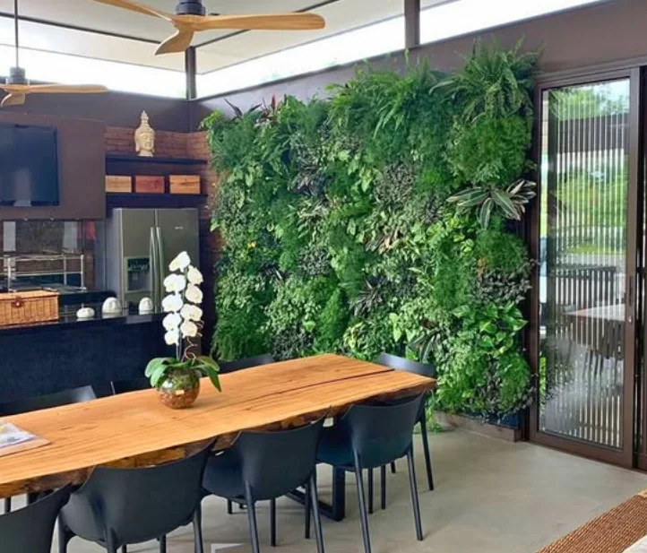 Área gourmet com jardim vertical e esquadrias de alumínio em Valinhos