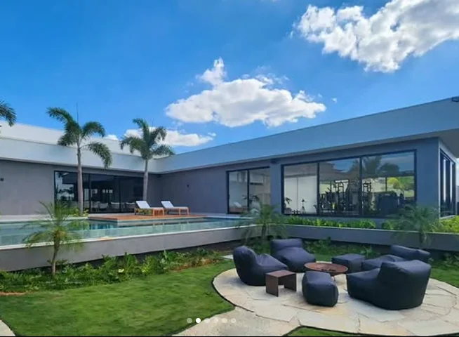Casa térrea com piscina e esquadrias de alumínio em Valinhos