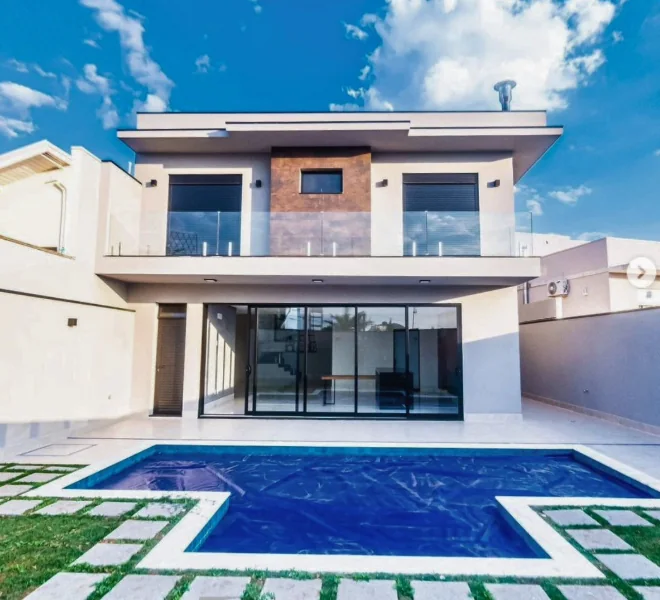 Fachada residencial com piscina e esquadrias de alumínio