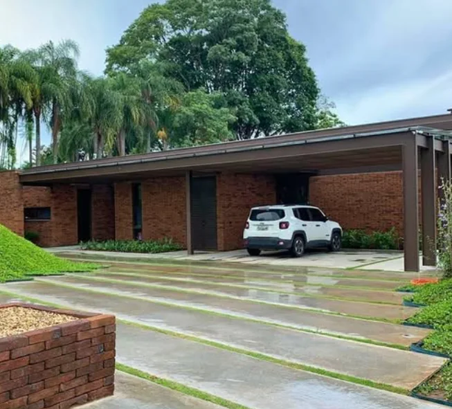 Garagem residencial com brises e esquadrias de alumínio em Valinhos