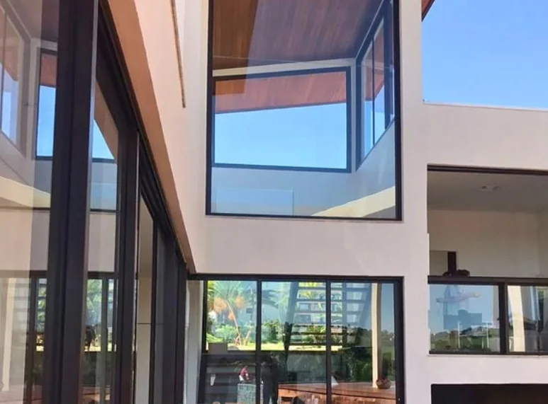 Janela panorâmica em projeto de esquadrias de alumínio em Valinhos