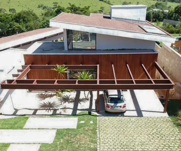 Pergolado e garagem com esquadrias de alumínio em Valinhos