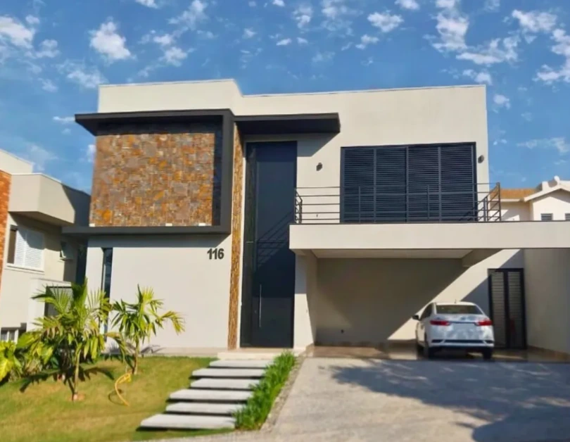 Fachada residencial com esquadrias de alumínio, brises e porta de entrada — Portal Prime