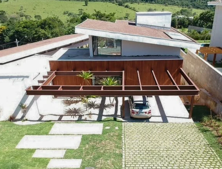 Projeto residencial com esquadrias de alumínio integradas a fachada com acabamento amadeirado — Portal Prime