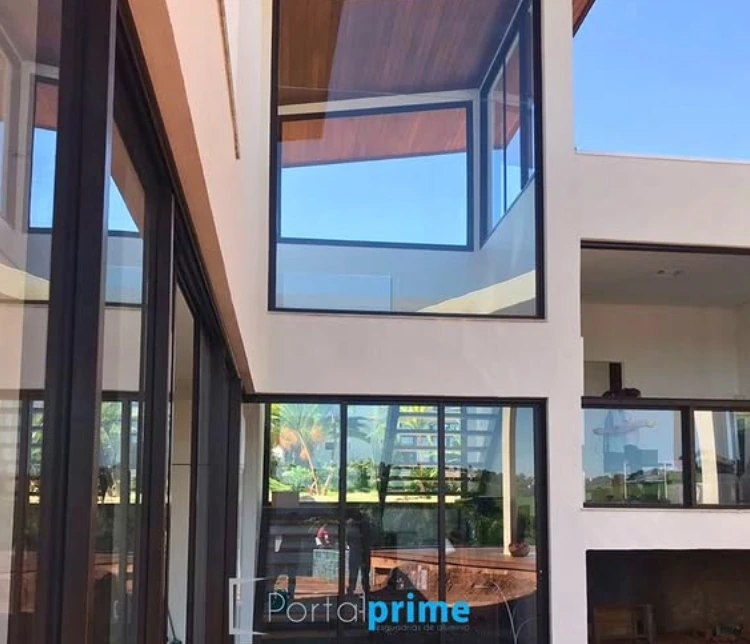 Pano de vidro e esquadrias de alumínio em arquitetura contemporânea — projeto real Portal Prime