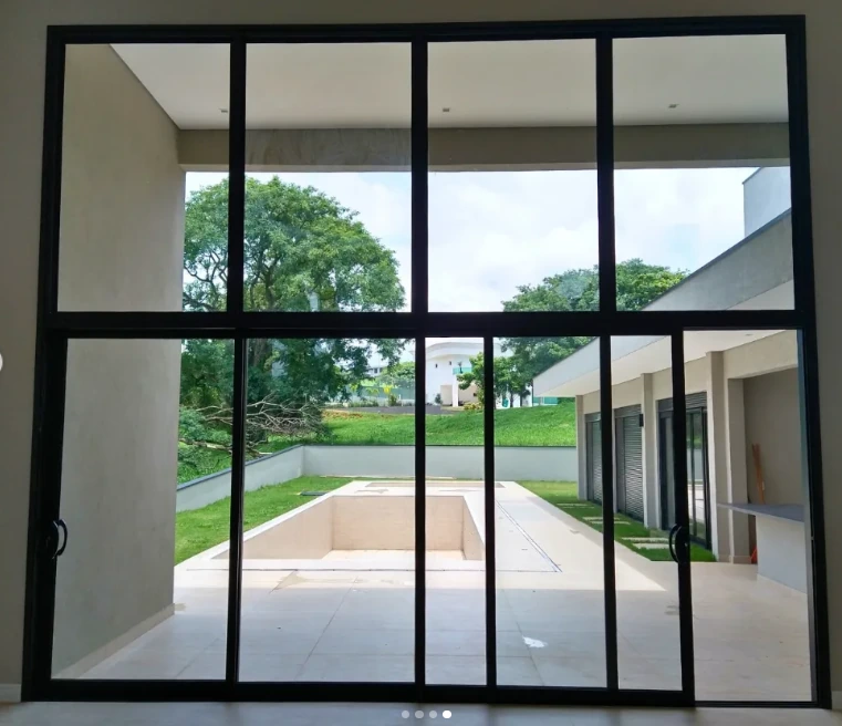 Porta de correr em alumínio e vidro conectando ambiente interno à área da piscina — Portal Prime